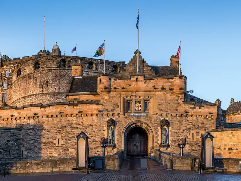 Front gate of Edinburgh Castle | travel ways