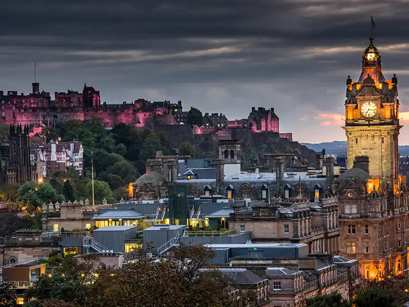 Edinburgh castle at night | travel ways