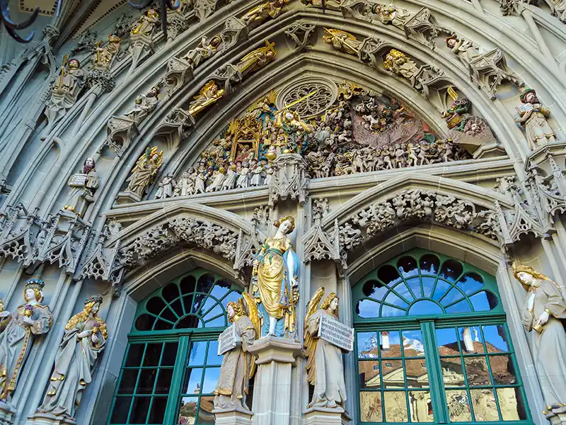 Main entrance of Minster cathedral Bern | travel ways